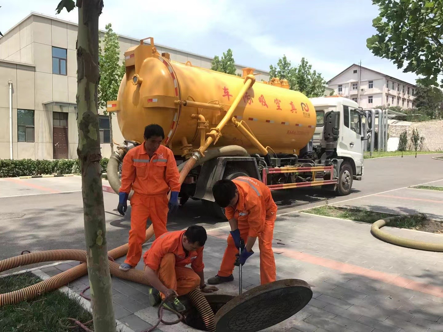 嘉陵化粪池清理与5-8吨吸粪车施工效率分析